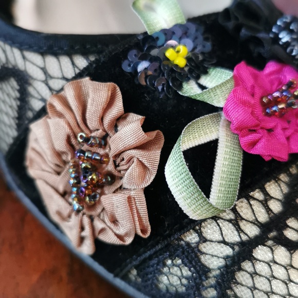 BEVERLEY FELDMAN BLACK LACE SHOES - Picture 5 of 7